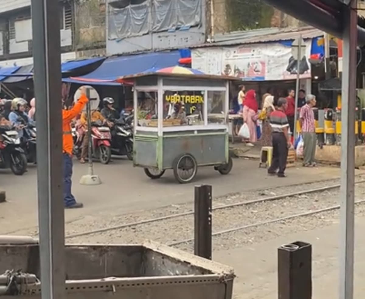 Viral! Gerobak Martabak Jadi Palang Pintu Perlintasan Kereta Api, Netizen: Makasih Udah Selamatkan Masyarakat