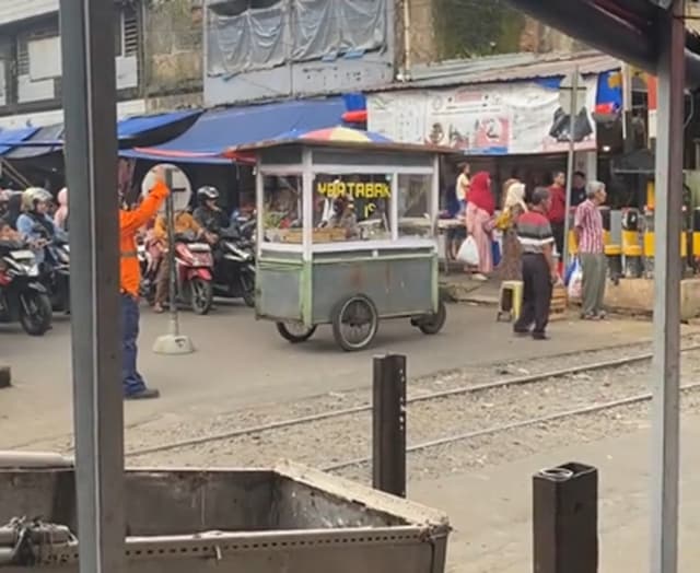 Viral! Gerobak Martabak Jadi Palang Pintu Perlintasan Kereta Api, Netizen: Makasih Udah Selamatkan Masyarakat