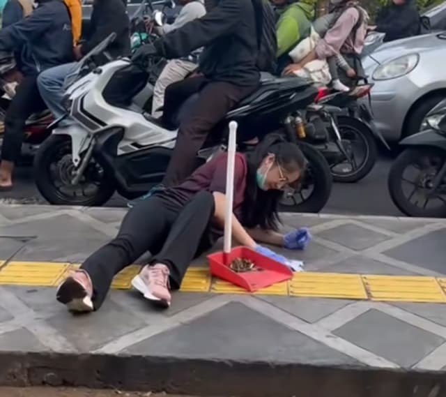 Viral! Aksi Perempuan Sengaja Tiduran di Trotoar demi Halangi Pemotor yang Melintas, Netizen: Mau Join Kak