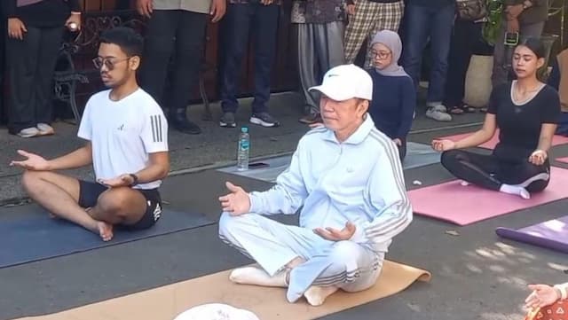 Wah! Jokowi Ikut Yoga Bareng Warga di Solo, Begini Penampakannya