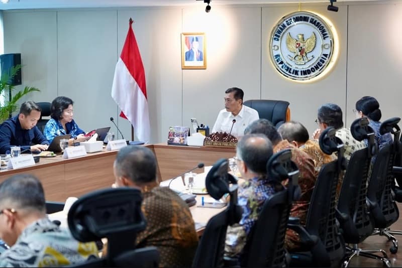 Luhut Panggil OJK Usai Rupiah Melemah ke Rp17.600 per dolar