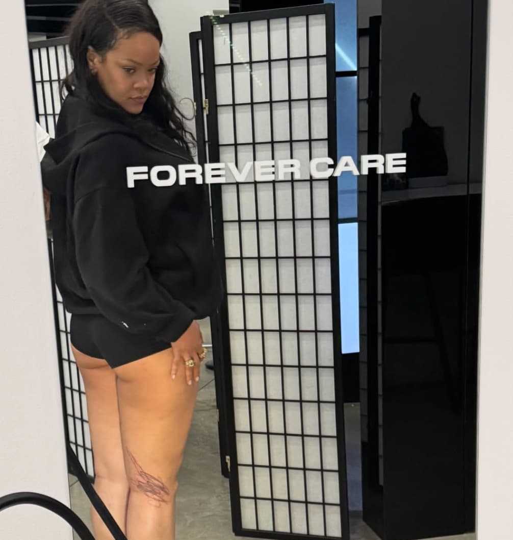 Potret Rihanna Bikin Tato Unik yang Terinspirasi dari Coretan Anaknya