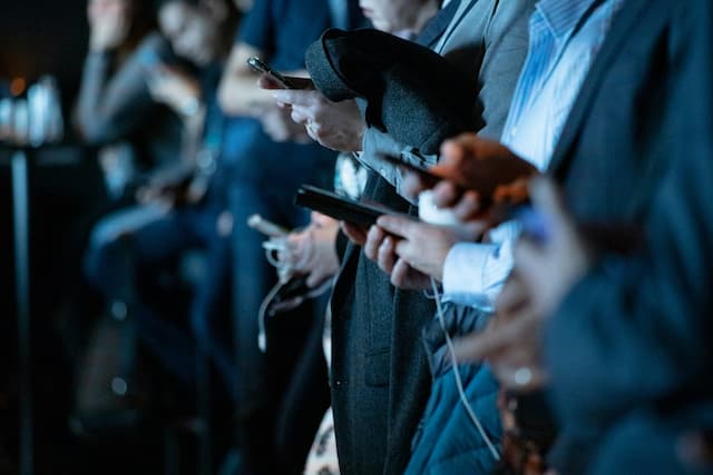 Peneliti Ungkap Angka Kelahiran Global Anjlok Setelah Adopsi Luas Smartphone