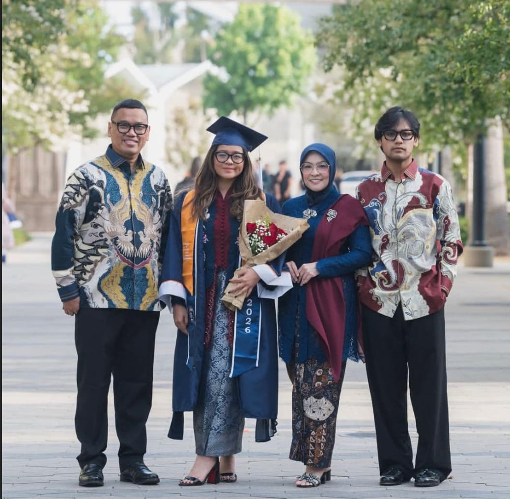 Potret Cinta Kuya Lulus Kuliah di California State University Fullerton