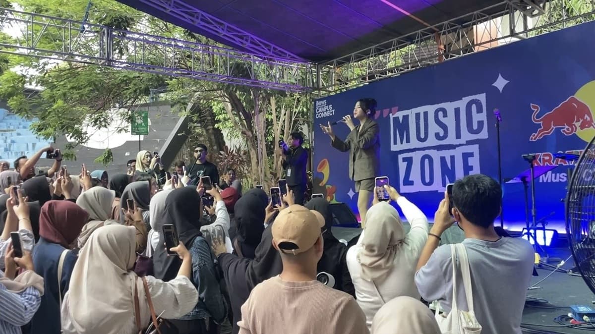 Anggis Devaki Guncang UNS di Music Zone iNews Campus Connect, Suasana Pecah Mahasiswa Nyanyi Bersama
