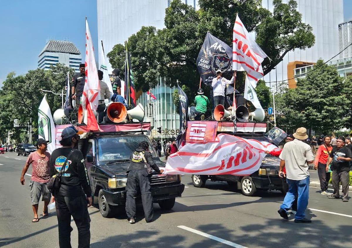 Massa Ojol Mulai Padati Jalan Medan Merdeka Selatan Jakpus, Lalin Padat