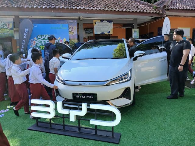 Ketika Siswa SD Antusias Kerubuti BYD M6 Ketika Siswa SD Antusias Kerubuti BYD M6