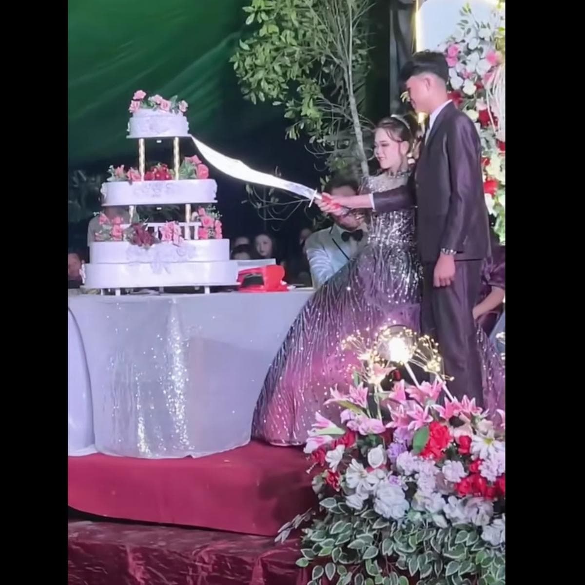 Viral! Pengantin Potong Kue Pernikahan Pakai Parang, Netizen: Penampakan Golok Patimura
