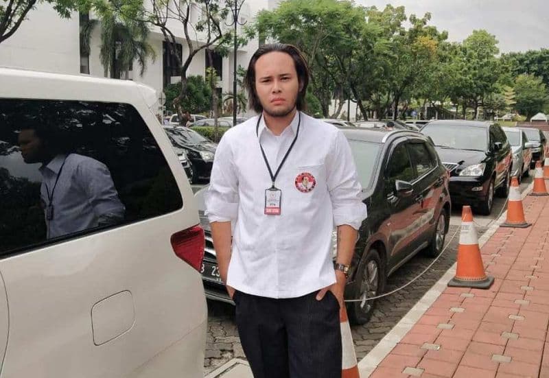 Sempat Ditegur Rekan Artis, Calvin Dores Hapus Postingan tentang Jual Bola Mata Sempat Ditegur Rekan Artis, Calvin Dores Hapus Postingan tentang Jual Bola Mata