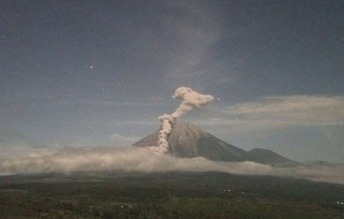 Gunung Semeru Erupsi Malam Ini, Kolom Abu Capai 2.000 Meter