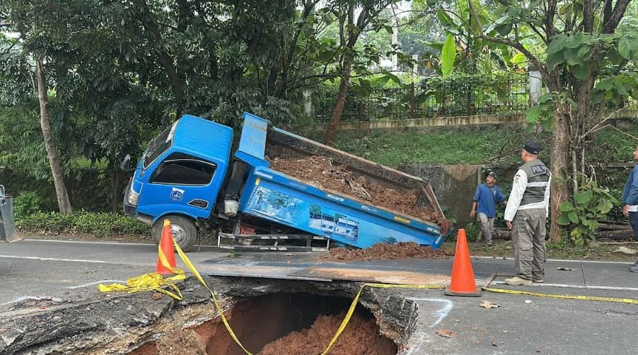 Truk Tanah Terperosok ke Sinkhole di Jalan Raya Lenteng Agung, Lalin Macet Parah! Truk Tanah Terperosok ke Sinkhole di Jalan Raya Lenteng Agung, Lalin Macet Parah!