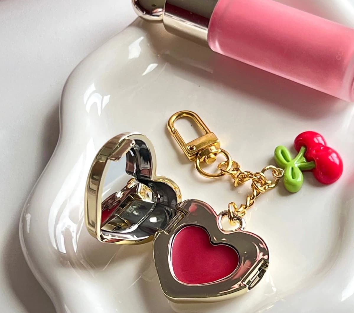 Liptint Keychain, Tren Kecantikan Baru yang Praktis dan Stylish