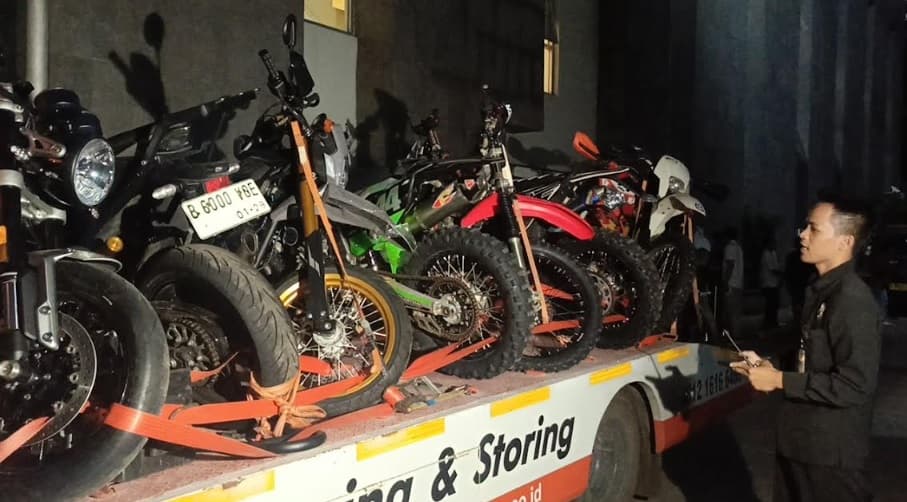 KPK Bawa Barbuk OTT Kantor Imigrasi ke Gedung Merah Putih, Ada Baby Benz hingga Motor Triumph