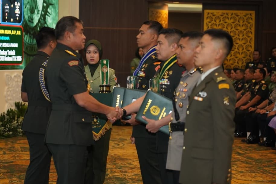 Seskab Teddy Raih Penghargaan Penulis Taskap Terbaik Dikreg Seskoad 2026