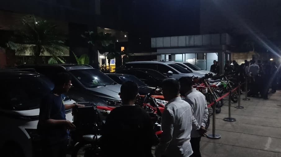 OTT Kantor Imigrasi Jakbar: KPK Sita 22 Kendaraan, 11 Sepeda hingga Ratusan Gram Logam Mulia OTT Kantor Imigrasi Jakbar: KPK Sita 22 Kendaraan, 11 Sepeda hingga Ratusan Gram Logam Mulia