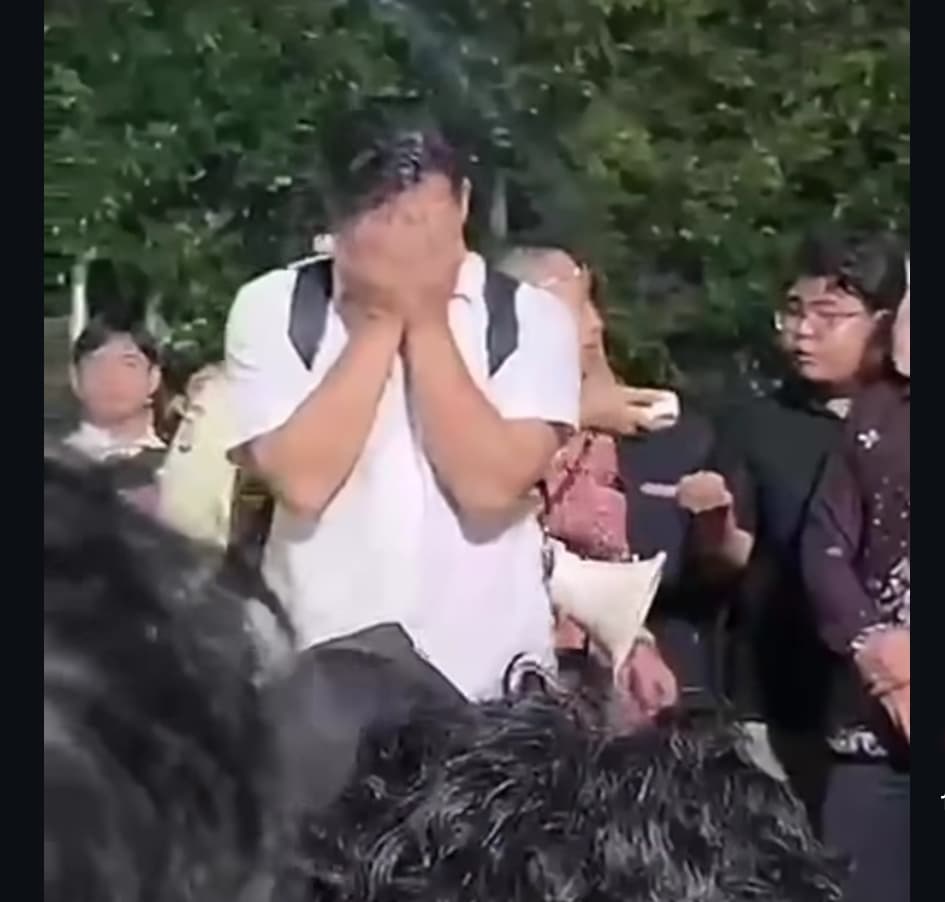 Orangtua Mahasiswa yang Ciuman di PNJ Minta Maaf Sambil Sujud, Netizen: Kasihan Banget Ayahnya