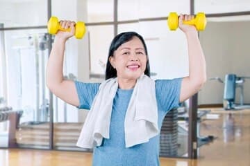 Mitos atau Fakta Lansia Tak Boleh Angkat Beban? Ini Kata Dokter