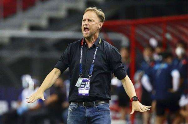 Kemeja Hitam, Jimat Keberuntungan Pelatih Timnas Thailand di Piala AFF 2020