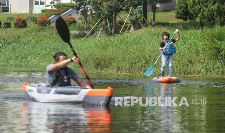 In Picture: Berlatih Olahraga Stand Up Paddle di Situ Depok