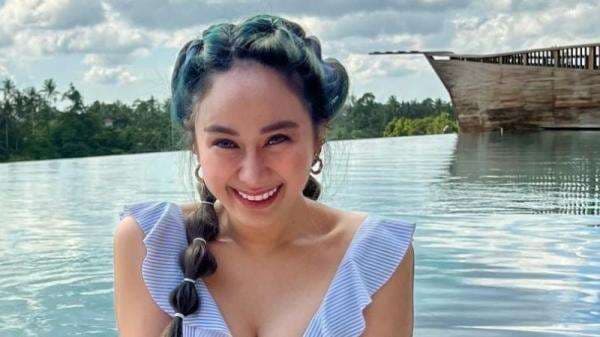 Denise Chariesta Seksi Pakai Bra Ruffles Tebar Pesona, Netizen: Jadi Pusing