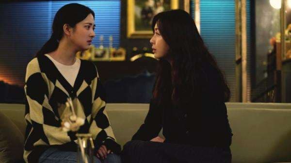 Song Yoon Ah Punya Percakapan Berarti dengan Shin Yi Joon di Show Window: The Queen’s House