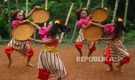 In Picture:   Festival Tari Obah Nggedruk Bumi