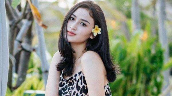 5 Outfit ke Pantai ala Grace Iskandar, Si Inem Lumayan Seksi yang Menggoda