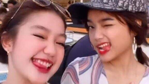 Sikap Fuji Tutup Dada Saat Pakai Baju Terbuka Disorot, Netizen: Kalo Gaada Kamera Paling Dibiarin Kebuka