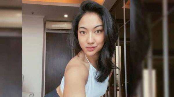 Pakai Bikini Merah, Anindita Hidayat Jajal Berenang di Sungai