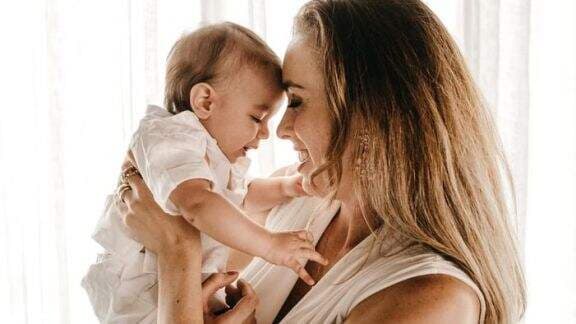 Bahaya! Hindari 5 Cara Menggendong Bayi Ini, Harus Ekstra Hati-hati Moms