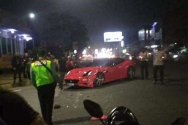 Nahas, Honda Vario Seruduk Ferrari California di Bogor