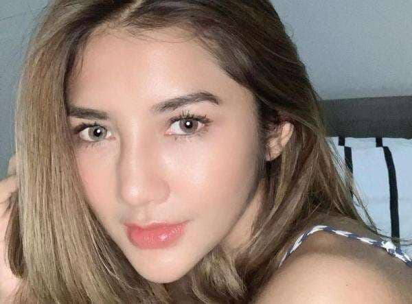 3 Gaya Foto Kekinian ala Alodya Desi Pakai Bra Pink Gemas Bikin Cewek Jiper