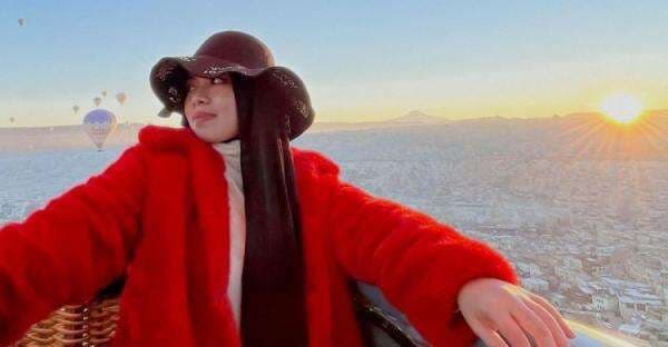 11 Padu padan outfit cewek Gen Halilitar saat liburan, simpel dan kece