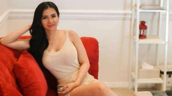 Maria Vania Main Tenis Pakai Sport Bra, Netizen: Awas Masuk Angin