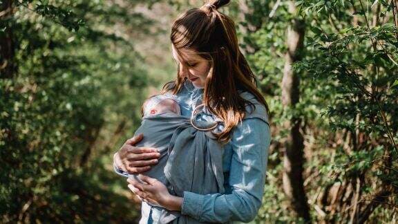 Modis Banget! Ini 10 Rekomendasi Merek Gendongan yang Nyaman untuk Newborn