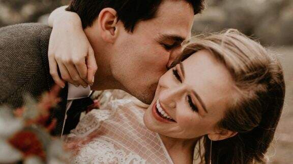 Bucin Akut! Ini 3 Ciri Suami Cinta Mati Sama Istri, So Sweet Parah