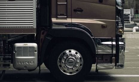 Truk Boks Pembawa Kayu Terguling di Tol Jagorawi