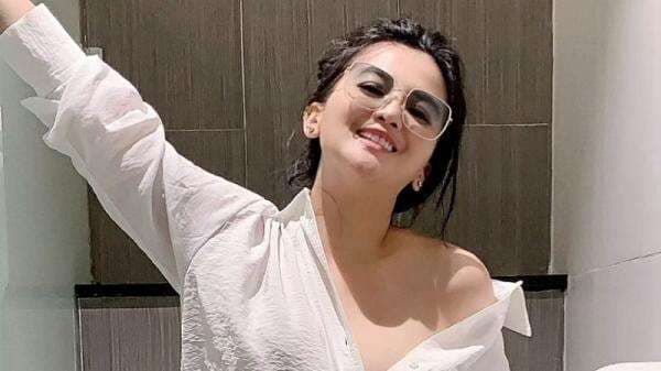 Foto di Kamar Mandi, Diana Dee Starlight Pakai Kemeja Putih Menerawang