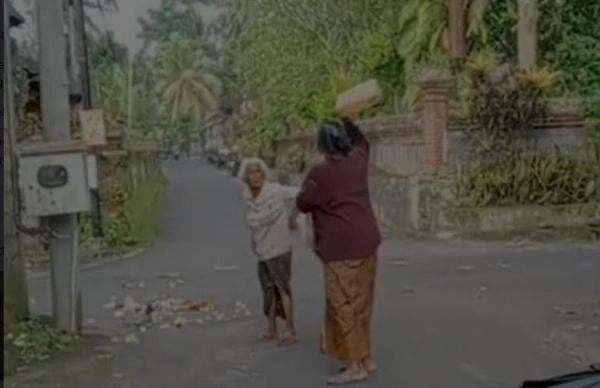 Viral, Dua Nenek di Bali Duel di Jalanan