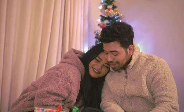 Glenn Samuel dan Citra Scholastika Nyanyikan Lagu Klasik <i>The Christmas Song</i>