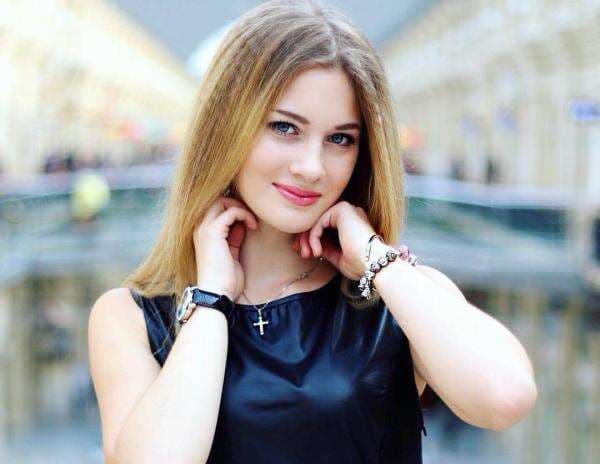 Intip Foto-Foto Cantik Pramugari Karolino, Senyum Manisnya Menenangkan Jiwa