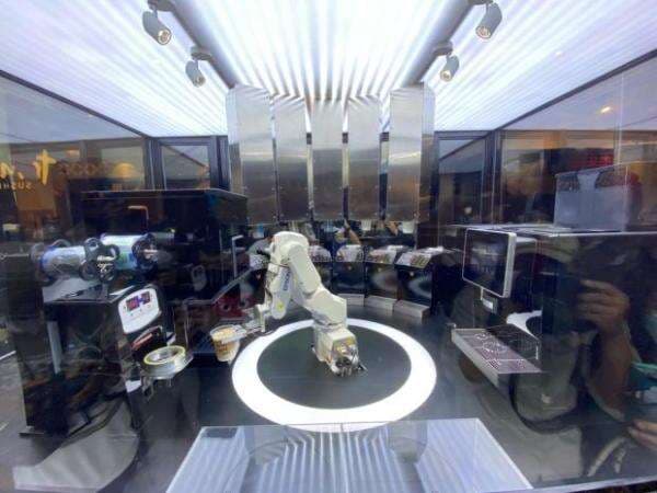 Kenalkan Robot Barista, FamilyMart tetap Fokus ke Penjualan Offline