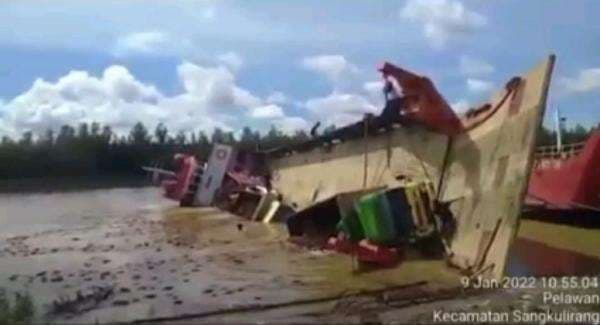 Kapal LCT Muatan Sawit di Kutai Timur Terbalik, 5 Truk Ikut Tenggelam