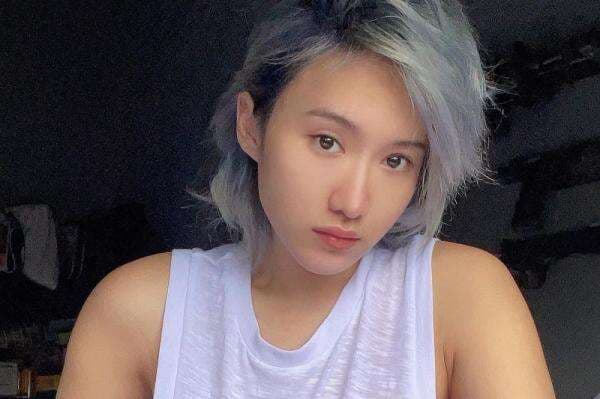 3 Gaya Foto Kekinian ala Lola Zieta, Pamer Perut Ramping dengan <i>Sport Bra</i>