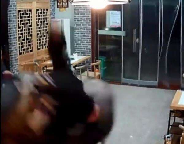 Kerbau <i>Ngamuk</i> Masuk Restoran, Seruduk Pelanggan Hingga Terbang