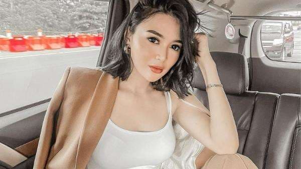 Wika Salim Lepas Blazer Tanktopan di Mobil, Netizen: Bening, Kayak Ubin Baru Dipel!