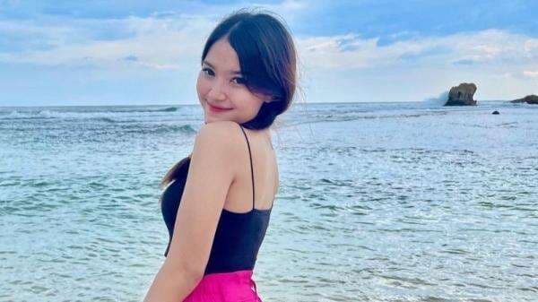 5 Gaya Seksi Mirriam Eka yang Viral 2 Kali Dipeluk Ariel NOAH