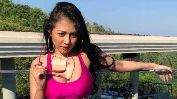 5 Outfit ke Pantai ala Jelly Jelo, Model Majalah Dewasa yang Menggoda