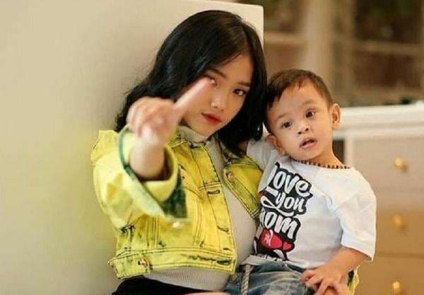 Gaya Fuji Pakai Tanktop Hitam Pasang Muka Judes, Netizen: Cantik Banget!