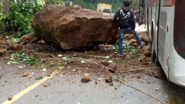 Cadas Pangeran Longsor, Batu Sebesar Mobil Tutupi Jalur Cirebon-Bandung Cadas Pangeran Longsor, Batu Sebesar Mobil Tutupi Jalur Cirebon-Bandung